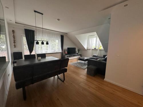 Foto - Modernisierte 4-Zimmer-Dachgeschosswohnung mit Balkon & Garage
