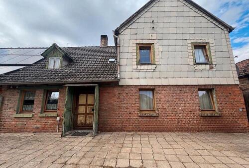 Foto - Stark sanierungsbedürftiges Wohnhaus mit großem Grundstück