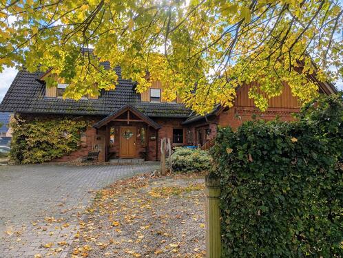 Foto - Einfamilienhaus mit Garage und großen Grundstück