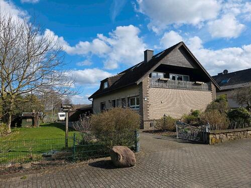Foto - Großzügiges Zweifamilienhaus mit 1385 m² Grundstück und 3 Garagen