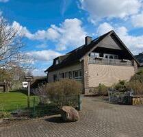 Großzügiges Zweifamilienhaus mit 1385 m² Grundstück und 3 Garagen - Aerzen
