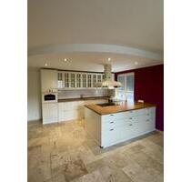 „Exklusive Erdgeschosswohnung mit 34 m² Wohnküche, Travertinboden & Terrasse – Neubau 2019 - Kassel Niederzwehren