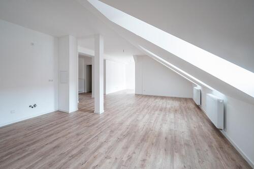 Foto - Highlight und ab 01.01.2026 zu mieten! 4-Raum-Dachgeschosswohnung mit Loggia, Aufzug und 2 Badezimmern!