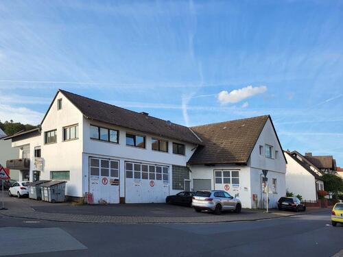 Foto - AUMÜLLER-Immobilien - HallenLagerräume mit Bürofläche im OG und Parkfläche vor dem Gebäude