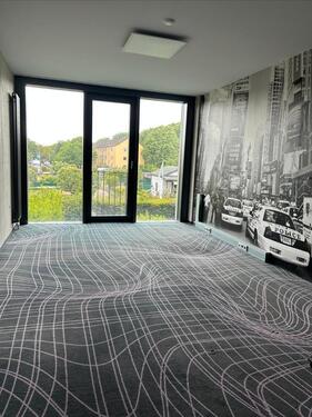 Foto - Heller Büroraum mit Badezimmer und Dusche