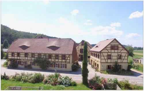 Foto - Gehobener Dreiseitfachwerkhof, Wohnhaus, Gästehaus und Scheune