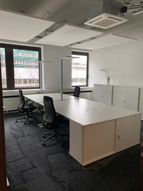 Foto - Design Office: Möblierter Schreibtischplatz mit Parkplätzen in der Tiefgarage