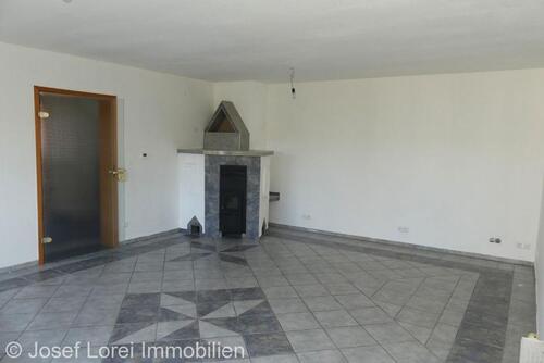 Foto - Maisonettenwohnung in Doppelhaushälfte mit Terrasse, Balkonen u. Kaminofen