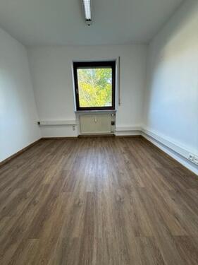 Foto - Ruhiges Bürozimmer mit Blick in den grünen Innenhof