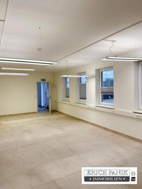 Foto - Moderne Gewerbehalle mit Bürofläche und Rolltor in Bentwisch bei Rostock