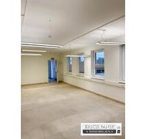 Moderne Gewerbehalle mit Bürofläche und Rolltor in Bentwisch bei Rostock