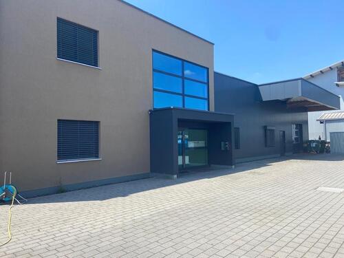 Foto - Industriehalle mit Büro, großer Freifläche, PV & Klima