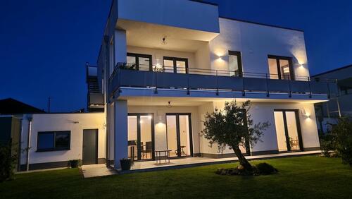 Foto - Moderne 3-Zi-Neubauwohnung EG 120 m² möbliert & auf Zeit