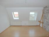 Foto - Gemütliche 2-Zimmer-Dachwohnung mit Einbauküche, Laminatboden & Badewanne