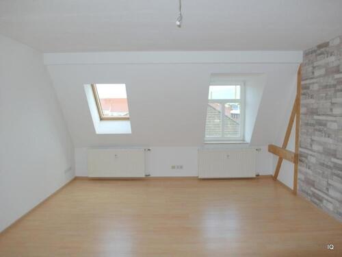 Foto - Gemütliche 2-Zimmer-Dachwohnung mit Einbauküche, Laminatboden & Badewanne