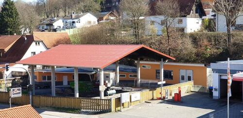 Foto - Vielseitiges Grundstück mit Hallen und großen überdachten Hof