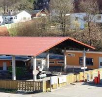 Vielseitiges Grundstück mit Hallen und großen überdachten Hof - Oberzent