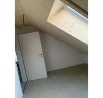 Lichtdurchflutete Dachgeschosswohnung mit großem Balkon - Blumberg