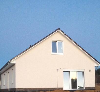 Foto - Modernes freistehendes Einfamilienhaus