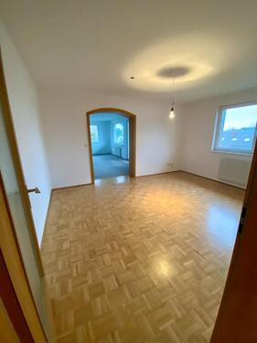 Foto - Großzügige 5-Zimmer-Wohnung im 1. OG mit Balkon & Garage