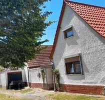 Charmantes Einfamilienhaus mit kleinem Garten und Garagen - Seegebiet Mansfelder Land