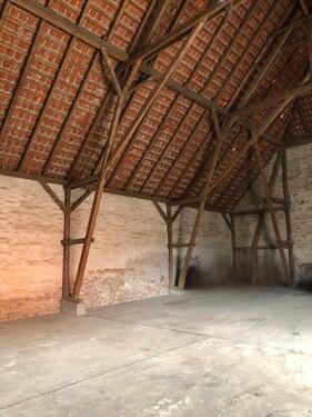 Foto - Oldtimer, Wohnmobil- oder Wohnwagenstellplatz in Scheune