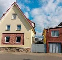 Wohnhaus miit Seitenbau und Garage - Bensheim
