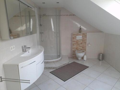 Foto - 2 Zimmer DG-WOHNUNG möbiliert zu vermieten