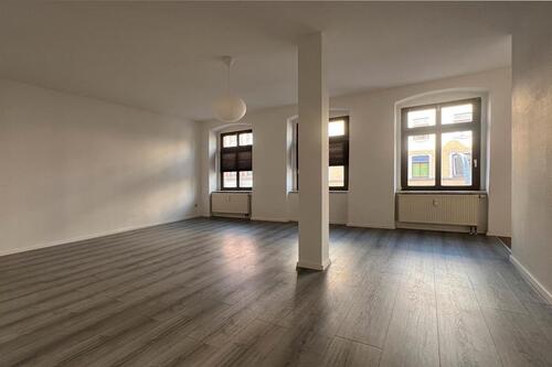 Foto - Großes Wohnzimmer mit dekorativer Säule...