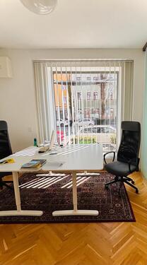 Foto - Heller Schreibtisch Büro Innenstadt München – ab sofort!