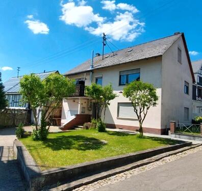 Foto - Einfamilienhaus mit Garage und Schuppen