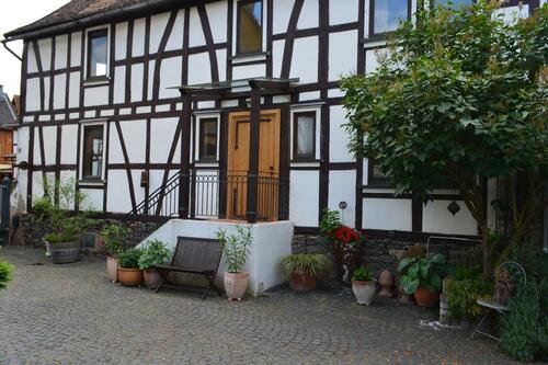 Foto - freistehendes Fachwerkhaus mit großer Terrasse zu vermieten