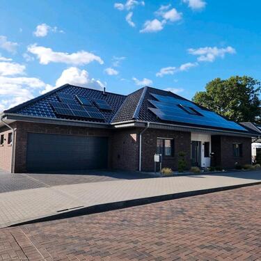 Foto - Bungalow mit Pool PV-Anlage und offener Galerie