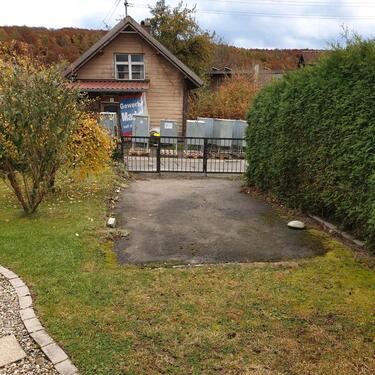 Foto - Aussenstellplatz geteert und abgeschlossen