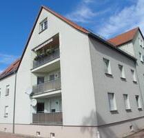 Ab sofort zu haben: Gemütliche 2,5-Zimmer-Dachwohnung mit Laminatboden, separater Küche & Badewanne - Gröditz