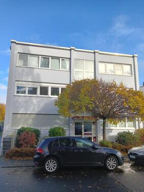 Foto - Arbeitsplatz Coworking in kleiner ruhiger Bürogemeinschaft