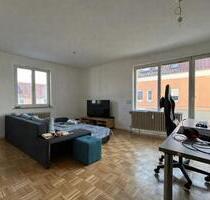 Moderne, lichtdurchflutete 2-Zimmer-Wohnung mit Südbalkon, Stellplatz & Einbauküche in Königsbrunn
