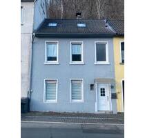 Preiswertes Reihenhaus mit modernem Bad, Kamin & Waldterrasse - Altena