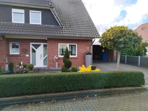 Foto - DHH mit kleinem Garten und Carport