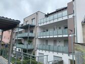 Foto - Ab 01.12.: Traumhafte 3-Z.-Wohnung (ca. 104 m²) in ruhiger Lage im Zentrum von Hof mit großem Balkon (21,6 m²), Aufzug, EBK, modernem Bad & Carport