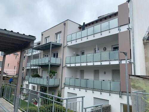 Foto - Ab 01.12.: Traumhafte 3-Z.-Wohnung (ca. 104 m²) in ruhiger Lage im Zentrum von Hof mit großem Balkon (21,6 m²), Aufzug, EBK, modernem Bad & Carport