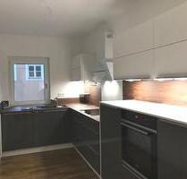 Frei ab 01.12.: Traumhafte Neubauwohnung in der Altstadt von Hof mit Balkon, Aufzug, EBK, modernem Bad & Carport