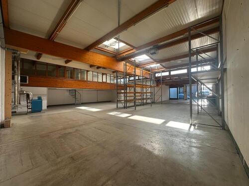 Foto - Lagerhalle, Produktionshalle z.B für Schreinerei mit Büro