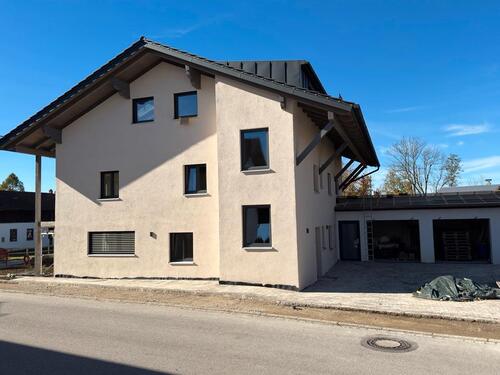 Foto - Neue großzügige 3-Zi.-Wohnung mit Fußbodenheizung und breitem Südbalkon mit Freisitz und Garage