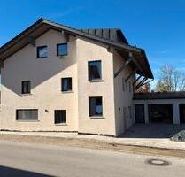 Neue großzügige 3-Zi.-Wohnung mit Fußbodenheizung und breitem Südbalkon mit Freisitz und Garage - Übersee