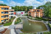 Foto - Entspannung am eigenen Teich – Seniorenwohnanlage Glücksburger Straße