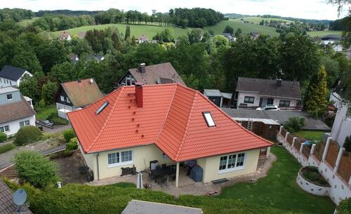 Foto - Walmdach – Winkel - Bungalow mit Einliegerwohnung
