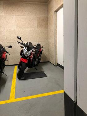 Foto - Motorrad-Stellplatz in trockener Tiefgarage