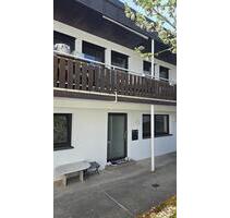 Attraktive 2-Zimmer-Wohnung (70 m²) mit neuer Einbauküche, Gartenmitbenutzung & 2 Stellplätzen - Reutlingen Altenburg