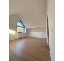 WG- 1*Grosses Dachzimmer IN ALTNAU -Haus mit Garten & Seenähe - Konstanz